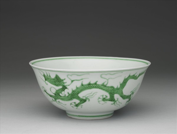 白瓷綠彩龍紋碗