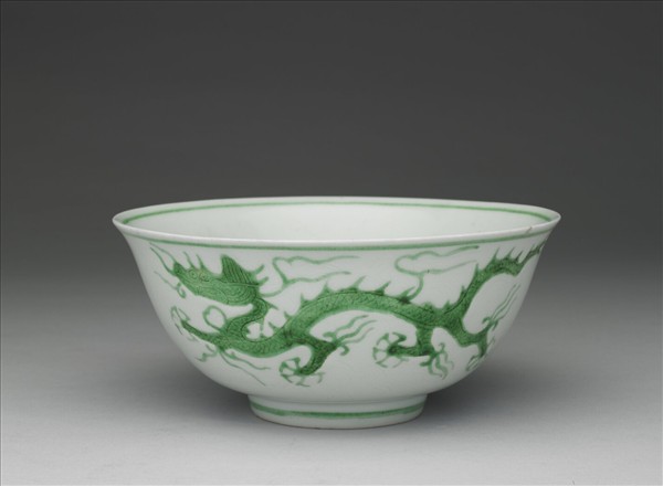 白瓷綠彩龍紋碗