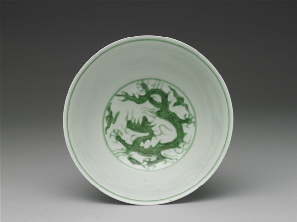 白瓷綠彩龍紋碗