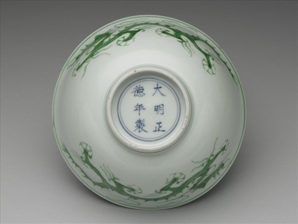 白瓷綠彩龍紋碗