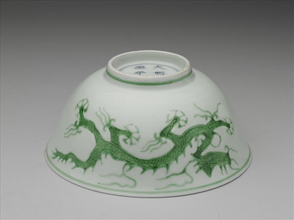 白瓷綠彩龍紋碗