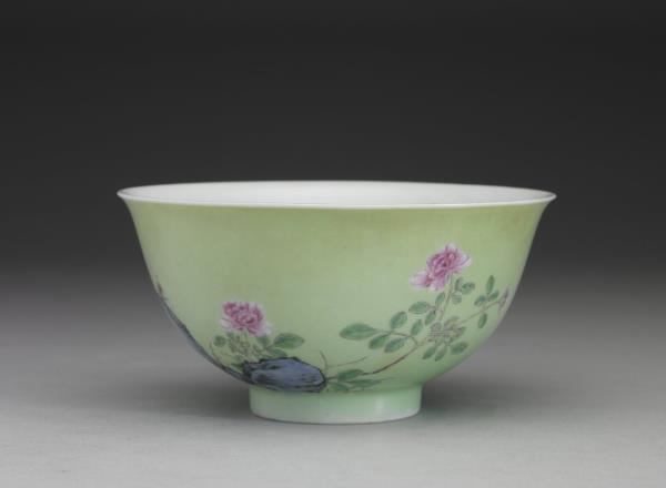 琺瑯彩綠地月季翠竹圖碗