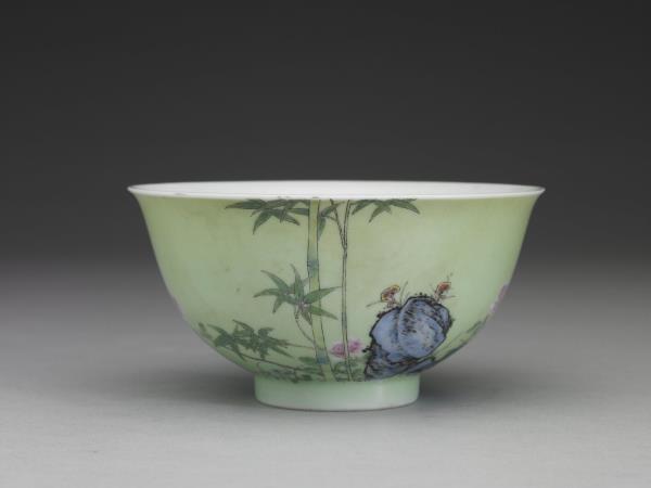 琺瑯彩綠地月季翠竹圖碗