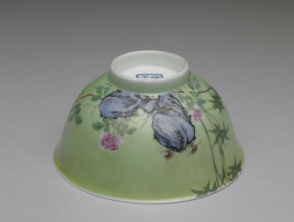 琺瑯彩綠地月季翠竹圖碗