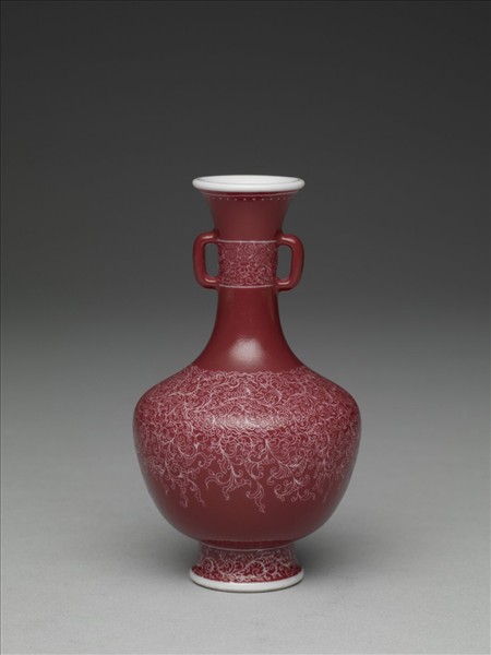 琺瑯彩紅地剔花雙耳瓶