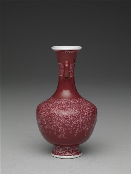 琺瑯彩紅地剔花雙耳瓶