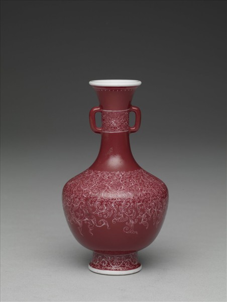 琺瑯彩紅地剔花雙耳瓶