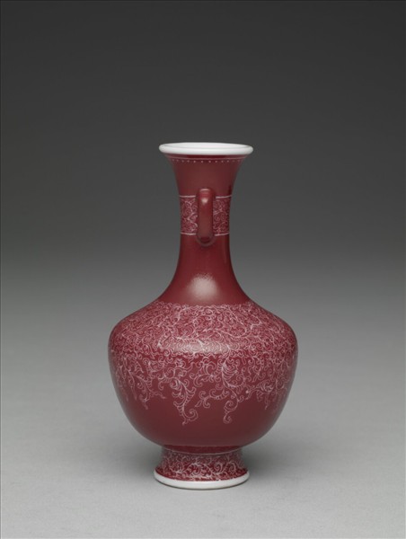 琺瑯彩紅地剔花雙耳瓶