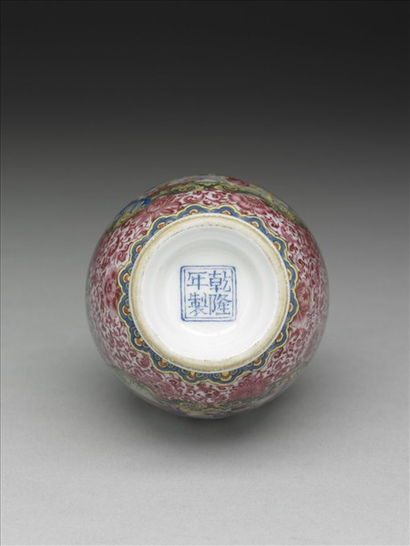 琺瑯彩錦地開光西洋人物貫耳瓶