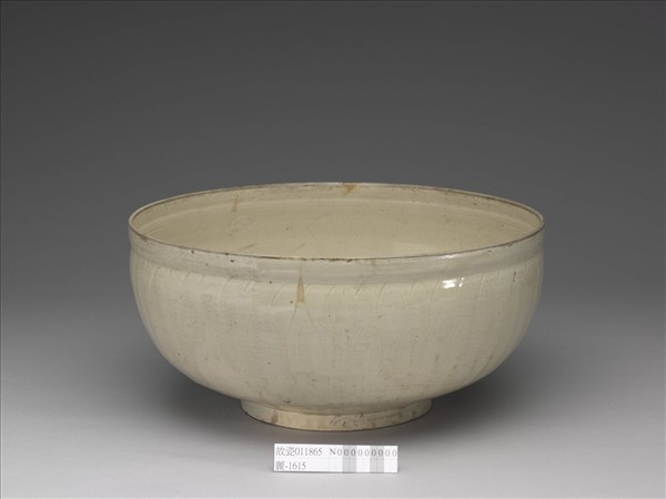 定窯 白瓷劃花蓮瓣游魚紋碗