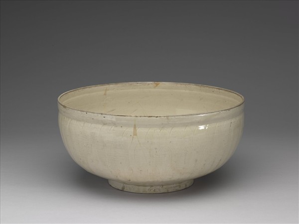 定窯 白瓷劃花蓮瓣游魚紋碗