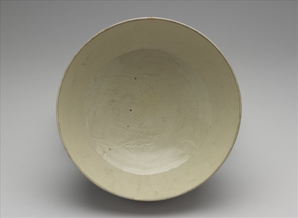 定窯 白瓷劃花蓮瓣游魚紋碗