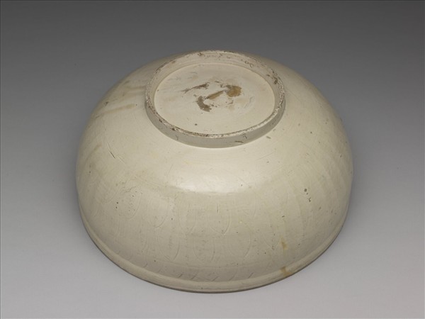 定窯 白瓷劃花蓮瓣游魚紋碗