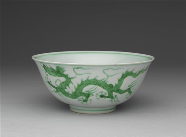白瓷綠彩龍紋碗