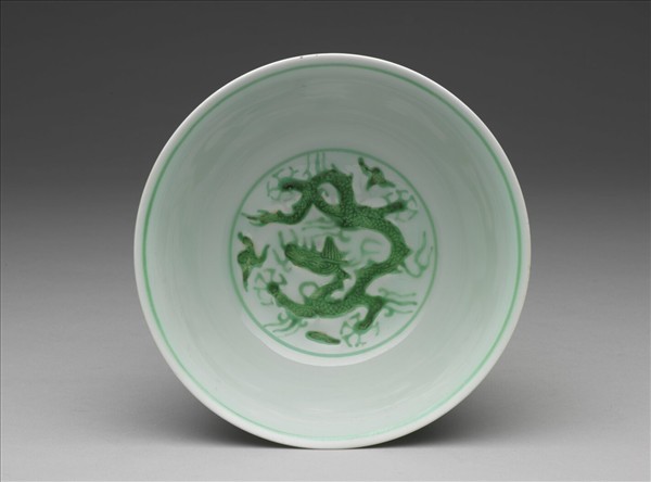 白瓷綠彩龍紋碗