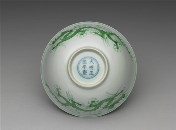 白瓷綠彩龍紋碗