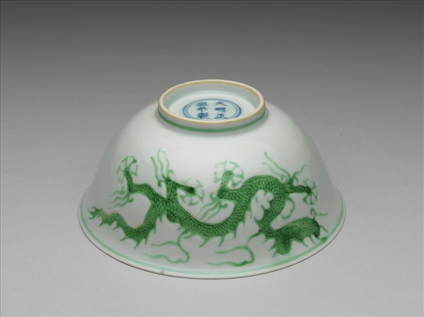 白瓷綠彩龍紋碗