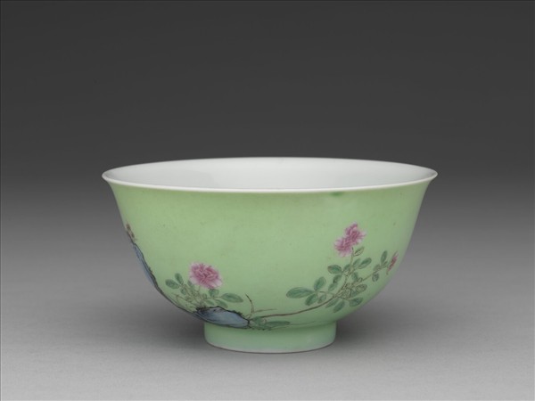 琺瑯彩綠地月季翠竹圖碗