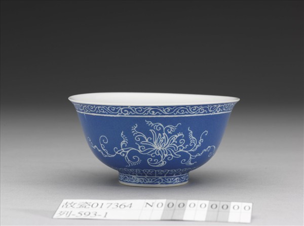 琺瑯彩藍地剔花番蓮茶碗