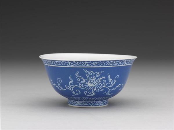 琺瑯彩藍地剔花番蓮茶碗