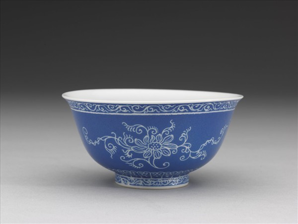 琺瑯彩藍地剔花番蓮茶碗