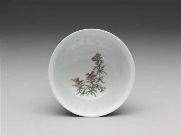 琺瑯彩藍地剔花番蓮茶碗