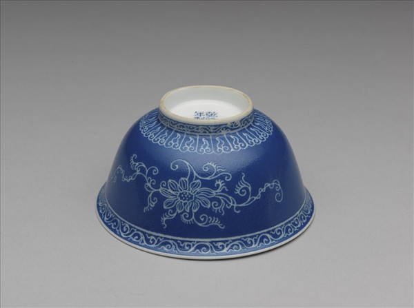 琺瑯彩藍地剔花番蓮茶碗