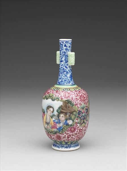 琺瑯彩錦地開光西洋人物貫耳瓶