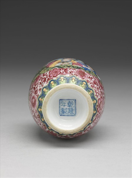 琺瑯彩錦地開光西洋人物貫耳瓶