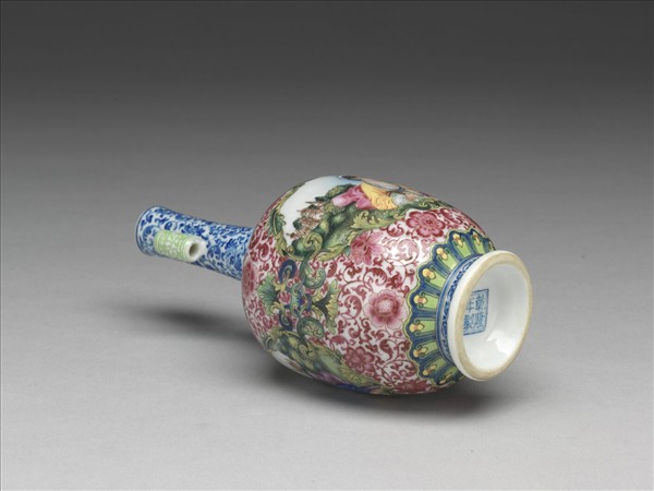 琺瑯彩錦地開光西洋人物貫耳瓶