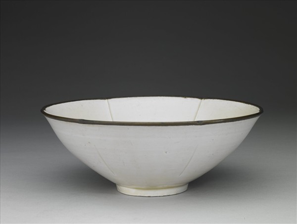 定窯 白瓷劃花蓮花紋葵花式碗