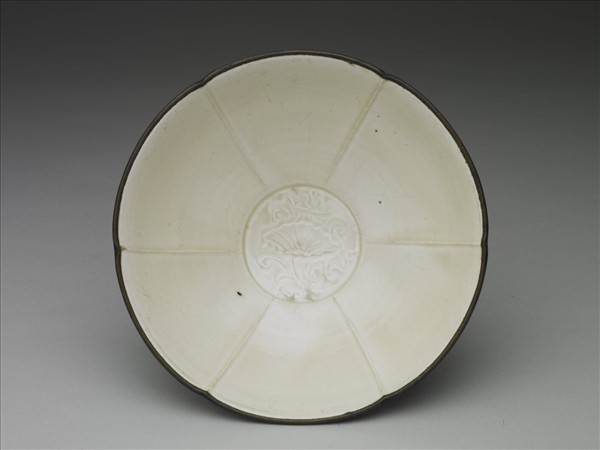 定窯 白瓷劃花蓮花紋葵花式碗