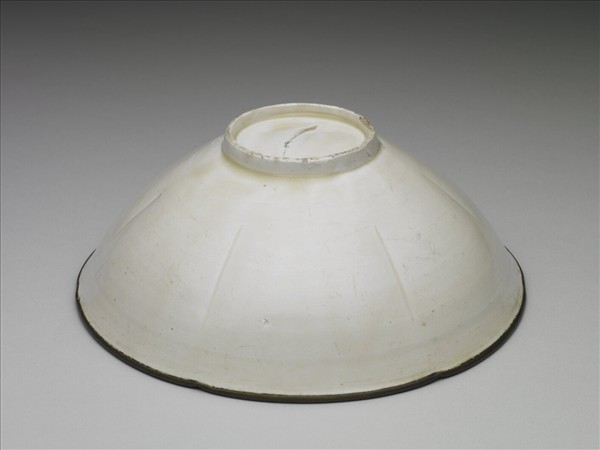 定窯 白瓷劃花蓮花紋葵花式碗