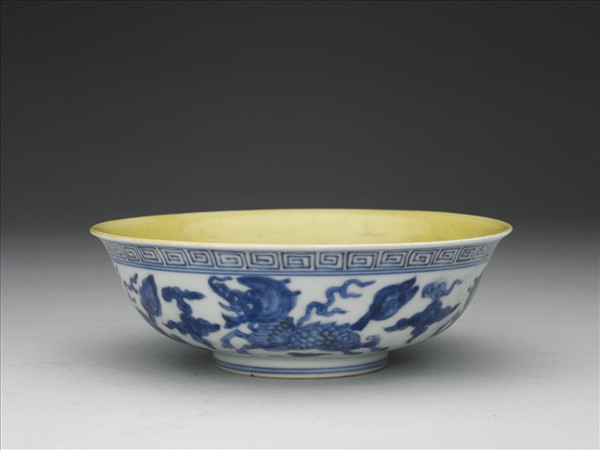 青花黃裡麒麟紋碗