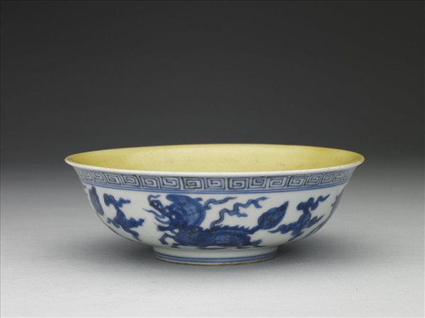 青花黃裡麒麟紋碗