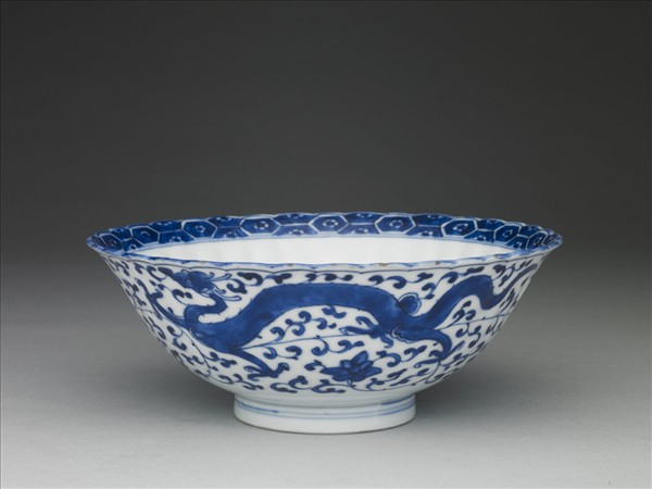 青花穿花螭紋花口碗