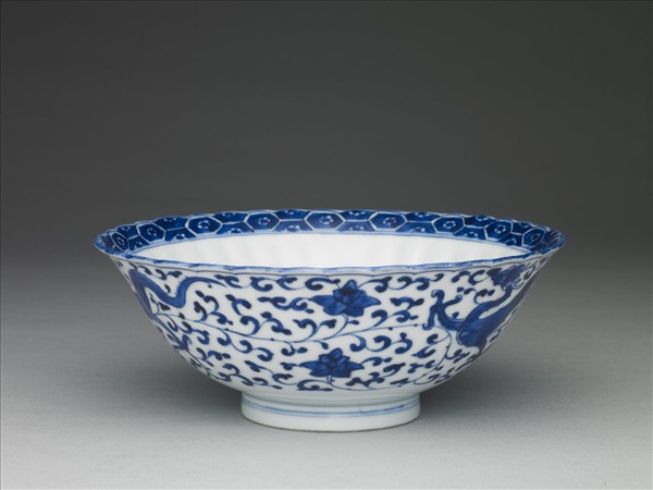 青花穿花螭紋花口碗