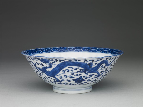 青花穿花螭紋花口碗
