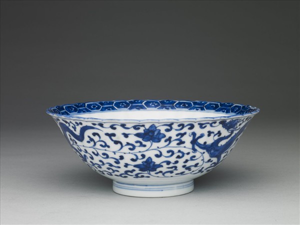青花穿花螭紋花口碗