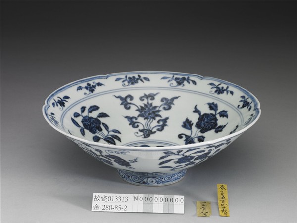 青花花果紋葵口碗