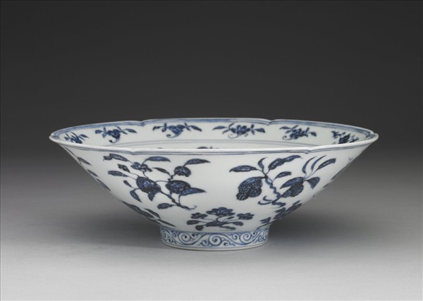 青花花果紋葵口碗
