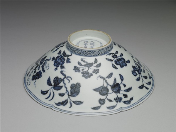 青花花果紋葵口碗