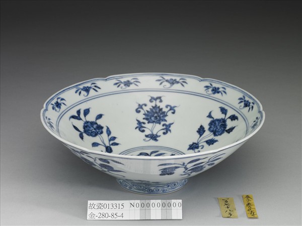 青花花果紋葵口碗
