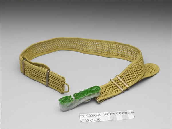 翠玉螭紋帶鉤涼帶
