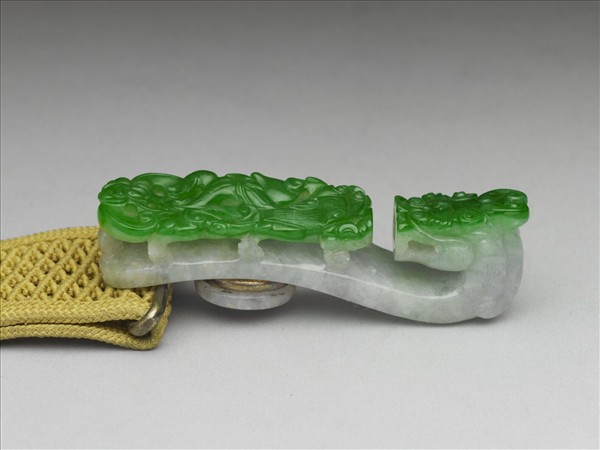 翠玉螭紋帶鉤涼帶
