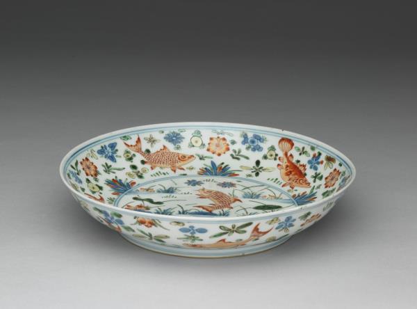 青花五彩蓮塘魚藻紋盤