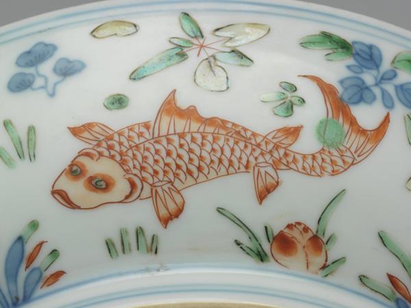 青花五彩蓮塘魚藻紋盤