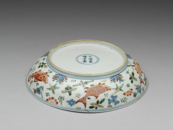 青花五彩蓮塘魚藻紋盤