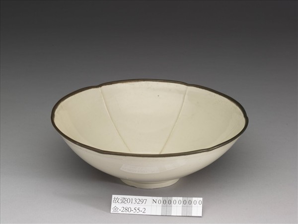 定窯 白瓷劃花蓮花紋碗