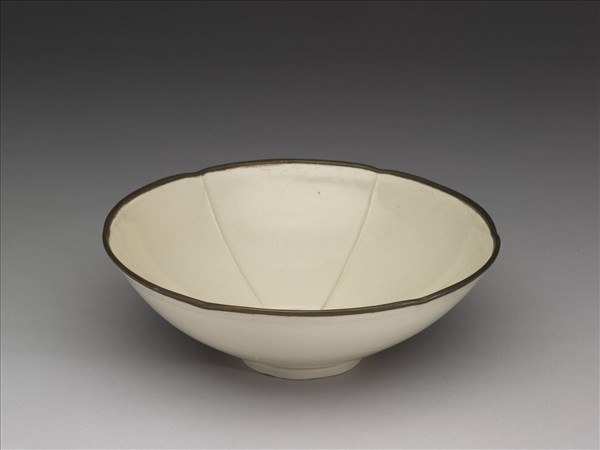 定窯 白瓷劃花蓮花紋碗